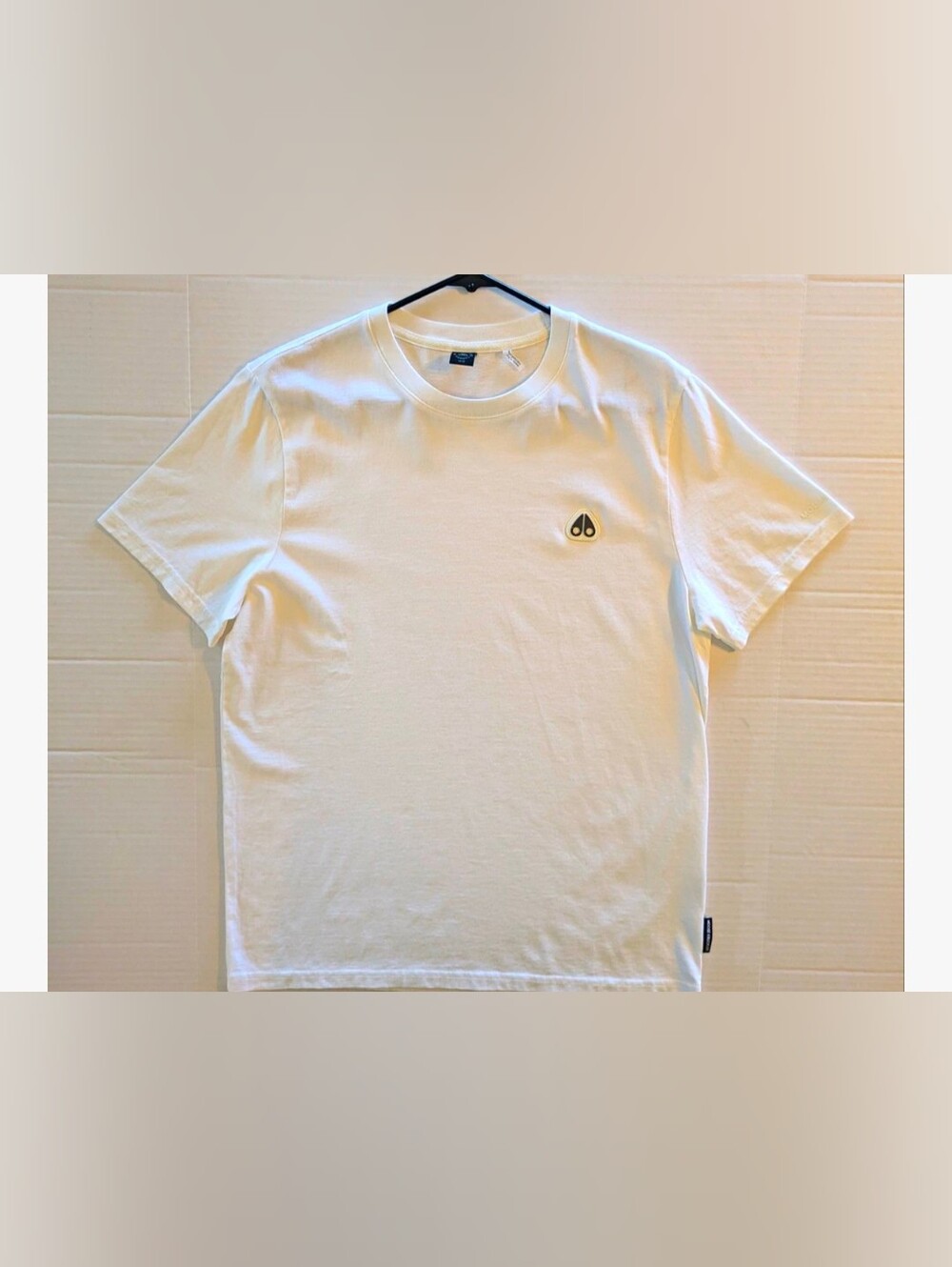 Moose Knuckles White Short Sleeve T-Shirt w/ Small Chest Emblem- M (NWOT)